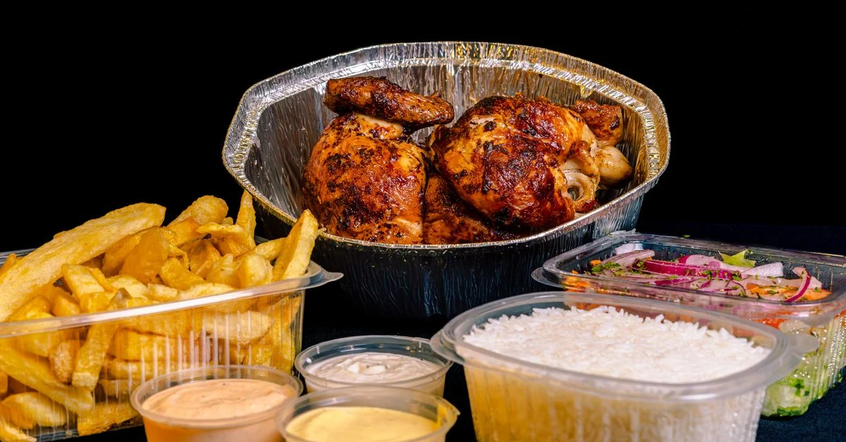 Délicieux poulet rôti avec des frites, sauces, riz et salade, parfait pour un repas copieux.