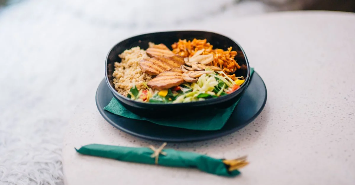 Bol de poulet grillé délicieux et nutritif avec quinoa et légumes frais pour un repas équilibré.