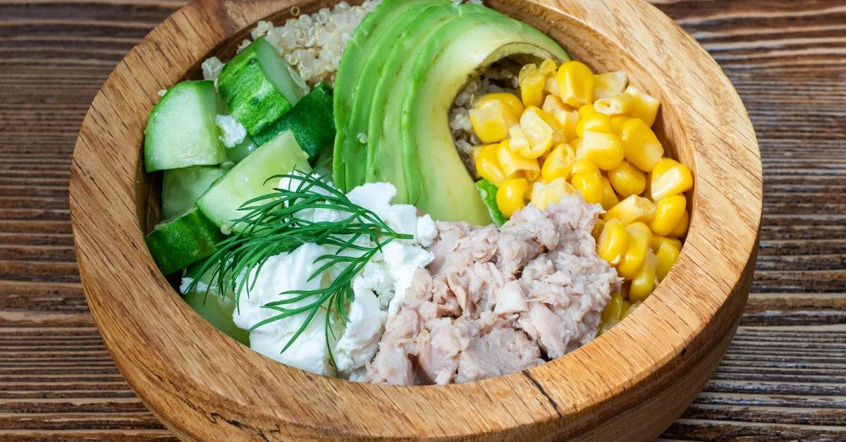 Un bol de salade fraîche avec du thon, de l'avocat, du quinoa et des légumes. Parfait pour un repas sain.
