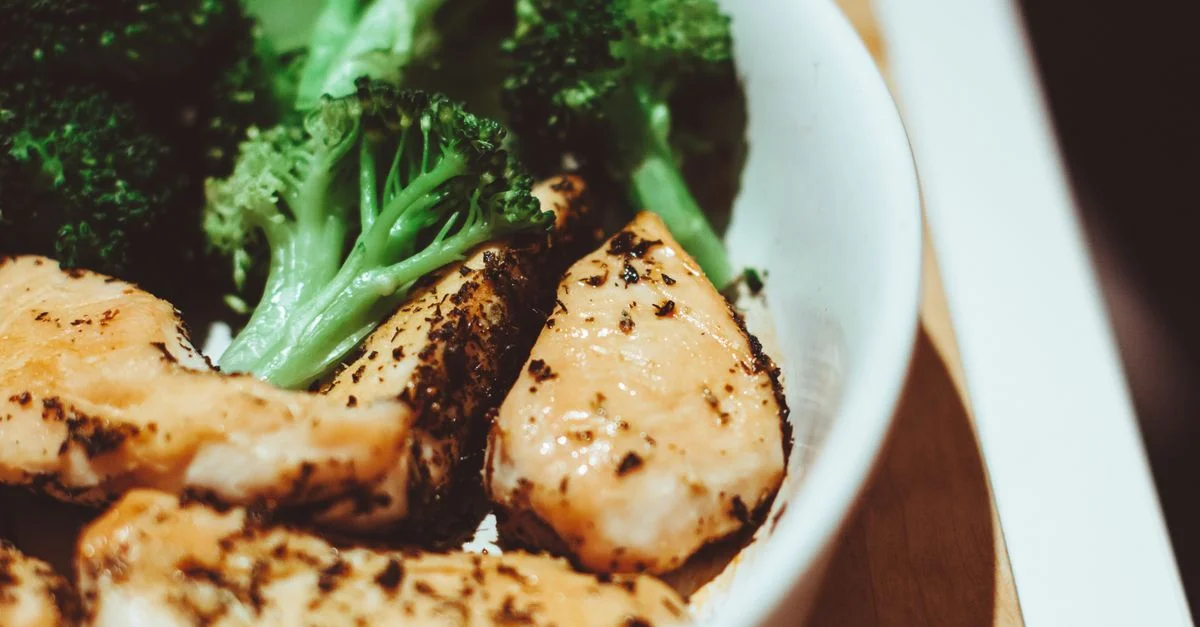 Gros plan sur un plat sain de poulet et brocoli fait maison, parfait pour un repas nutritif.